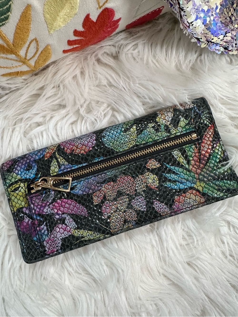 Lodis • Tropical Floral Textured Bi-Fold Wallet - Picture 3 of 14